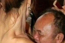 Nghề vú nuôi quái đản hay mại dâm trá hình?