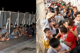 Người hâm mộ vật vạ, phe vé vẫn lộng hành