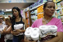Chuyện chưa từng xảy ra ở Venezuela: Khủng hoảng... giấy vệ sinh