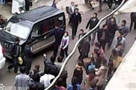 Lỡ đổ nước lên xe quan chức, bé gái bị còng tay diễu phố