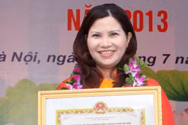 DS. Lê Thị Bình nhận bằng khen “Doanh nhân tiêu biểu Thủ đô”