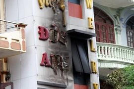 Biển quảng cáo "khủng"... “thiêu” người