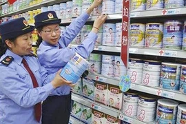 Trung Quốc phạt nặng công ty “làm giá” sữa