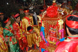 Ấn Đền Trần vừa phát đã hết - "phe ấn" lộng hành