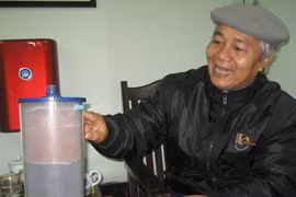 Người dám uống nước dòng sông “chết”