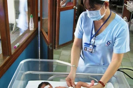 Nữ sinh viên bóp mũi, vứt con vừa đẻ vào túi rác