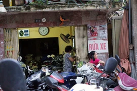 Nguy cơ cháy nổ từ các điểm trông giữ xe: Vừa gửi, vừa lo