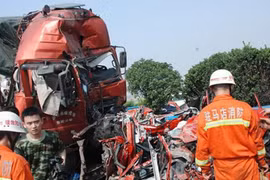 Đâm xe liên hoàn, 9 người thiệt mạng