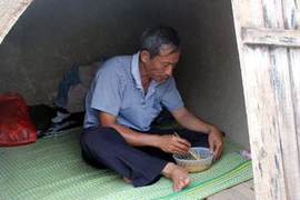 Người cha ngủ gầm cầu xó chợ nuôi 4 con học đại học