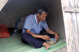Người cha ngủ gầm cầu xó chợ nuôi 4 con học đại học
