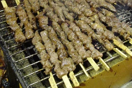 Trung Quốc: Ngộ độc thịt chuột giả thịt cừu nướng ở vỉa hè