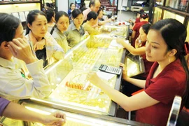 Thị trường vàng tít mù rồi lại vòng quanh