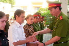 Thăm hỏi, động viên các gia đình liệt sỹ