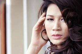 Người mẫu Trang Trần: Chân đi catwalk - tay quấy mắm tôm