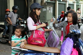 Hỗ trợ tiền cho gia đình sinh 2 con gái: Chỉ là giải pháp tình thế!