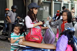 Hỗ trợ tiền cho gia đình sinh 2 con gái: Chỉ là giải pháp tình thế!