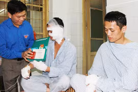 3 chiến sỹ được nhận Huy hiệu “Tuổi trẻ dũng cảm”