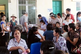 Hàng trăm bệnh nhân đến xét nghiệm lại miễn phí