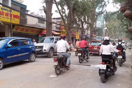 Mất trộm 6 tấm sắt trải đường nặng 15 tấn