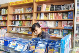 Đầu năm học, phụ huynh mua sắm cầm chừng