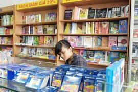 Đầu năm học, phụ huynh mua sắm cầm chừng