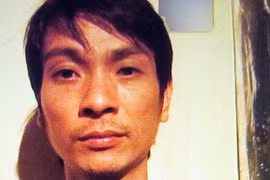 Vào nhà nghỉ, phát hiện trộm dưới gầm giường