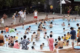 Đến bể bơi để... lội
