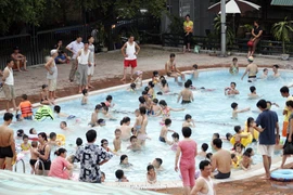 Đến bể bơi để... lội