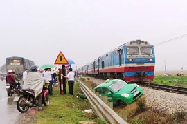 Tài xế và hành khách mở cửa nhảy thoát thân khi xe taxi bị tàu hỏa đâm