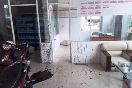 Truy tìm nhóm thanh niên dùng "bom bẩn" tấn công cửa hàng xe máy