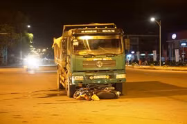 Va chạm với xe tải, 2 người đi xe máy bị thương nặng