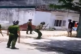 Nghi ngáo đá người đàn ông tự dùng dao cứa vào cổ mình