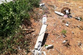 Xe "con" mất lái đâm cột mốc, 5 người trong gia đình thương vong