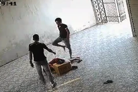 Khởi tố hai đối tượng xông vào nhà hành hung nữ chủ xe khách