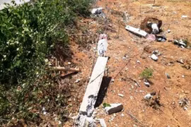 Xe "con" mất lái đâm cột mốc, 5 người trong gia đình thương vong