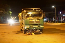 Va chạm với xe tải, 2 người đi xe máy bị thương nặng