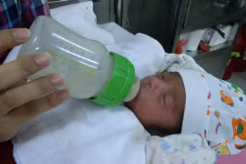 Trẻ được sinh ra từ bà mẹ 7 năm liền lọc máu đã xuất viện