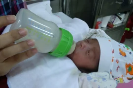 Trẻ được sinh ra từ bà mẹ 7 năm liền lọc máu đã xuất viện