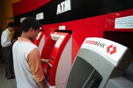 Ngân hàng khuyến cáo doanh nghiệp trả lương, thưởng giãn cách để tránh nghẽn ATM