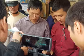 Người Hà Nội xếp hàng dài mua vé số Vietlott ngày mở bán