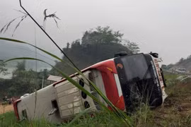 Lật xe khách trên cao tốc Nội Bài - Lào Cai, 18 người bị thương