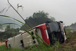 Lật xe khách trên cao tốc Nội Bài - Lào Cai, 18 người bị thương