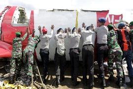 Indonesia gắn túi khí kéo thân máy bay QZ8501 từ đáy biển