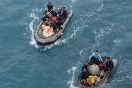 Tìm thấy thêm 2 thi thể hành khách máy bay QZ8501, vẫn ngồi trên ghế