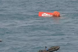 Đuôi máy bay QZ8501 được trục vớt, khó có thể tìm thấy hộp đen