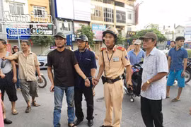 Hà Nội: CSGT bắt gọn 2 "cẩu tặc" đang bị người dân truy đuổi