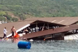 Sập nhà hàng nổi ở Ninh Thuận, 300 du khách rơi xuống biển