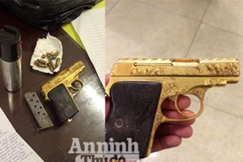 Hà Nội: Tạm giữ người đàn ông giấu khẩu súng vàng trong người