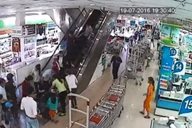 Bé 2 tuổi phải nhập viện vì bị thang máy siêu thị cuốn người