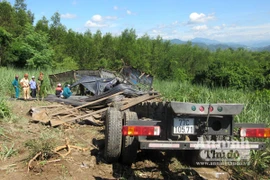 Xe ô tô tải lật xuống ruộng mía làm 3 người chết tại chỗ